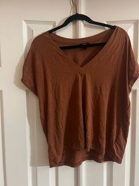 Express Women's Short Sleeve V-Neck Tee in Rust Brown